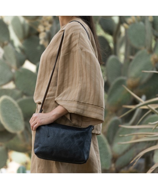Bolso bandolera negro de piel grabada con correa de cuero para cruzar