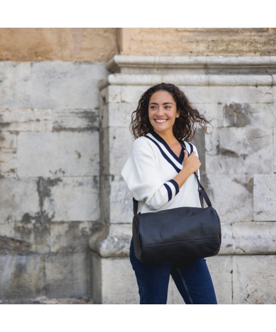 Unisex leather shoulder bag with handles and strap to cross-shoulder.