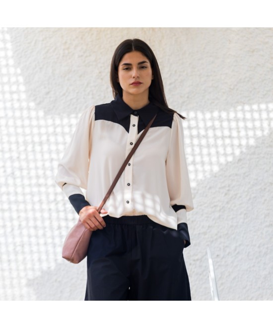 Bolso bandolera mauve de piel grabada con correa de cuero para cruzar