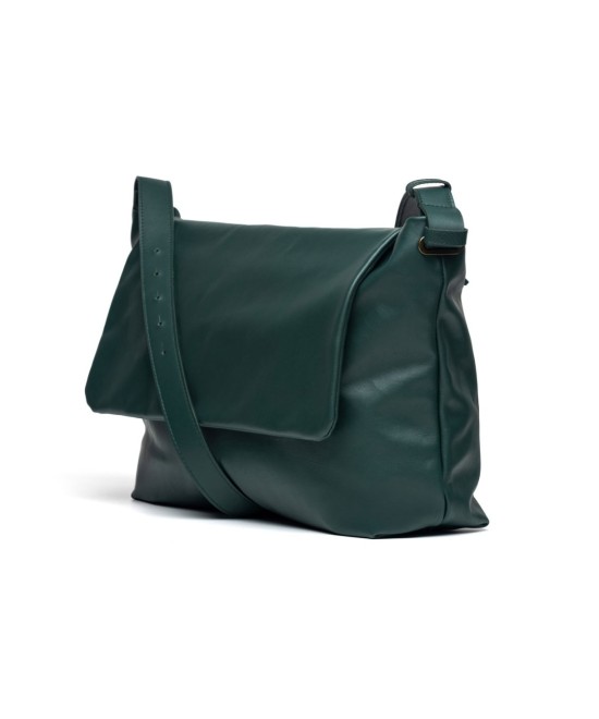 Bolso de piel práctico y ligero con correa extensible para llevar en dos posiciones.