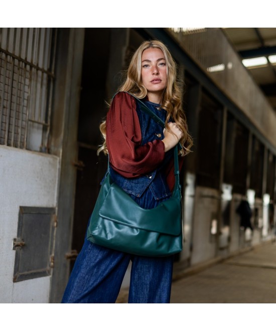 Practical and lightweight leather bag with extendable strap to carry in two positions.