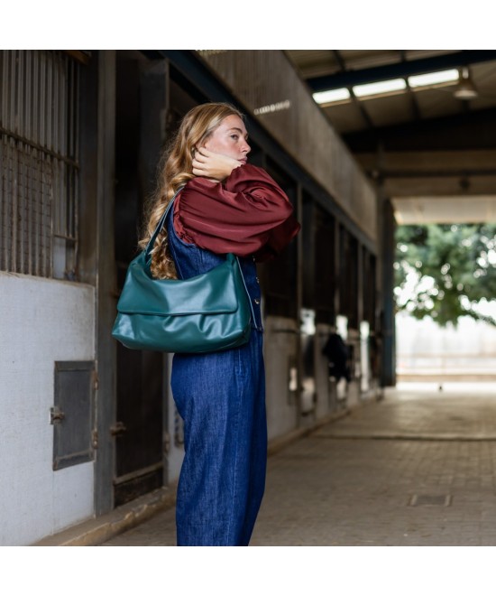 Practical and lightweight leather bag with extendable strap to carry in two positions.