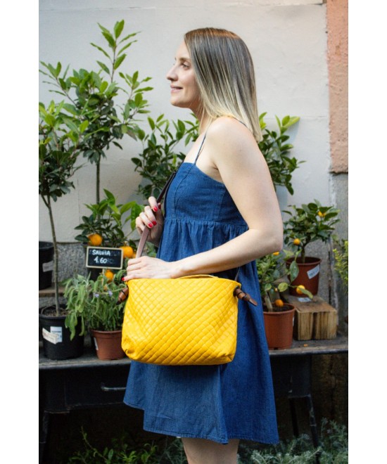 Bolso bandolera de piel grabada con correa de cuero para cruzar 