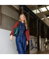 Practical and lightweight leather bag with extendable strap to carry in two positions.