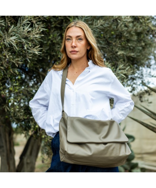 Practical and lightweight leather bag with extendable strap to carry in two positions.