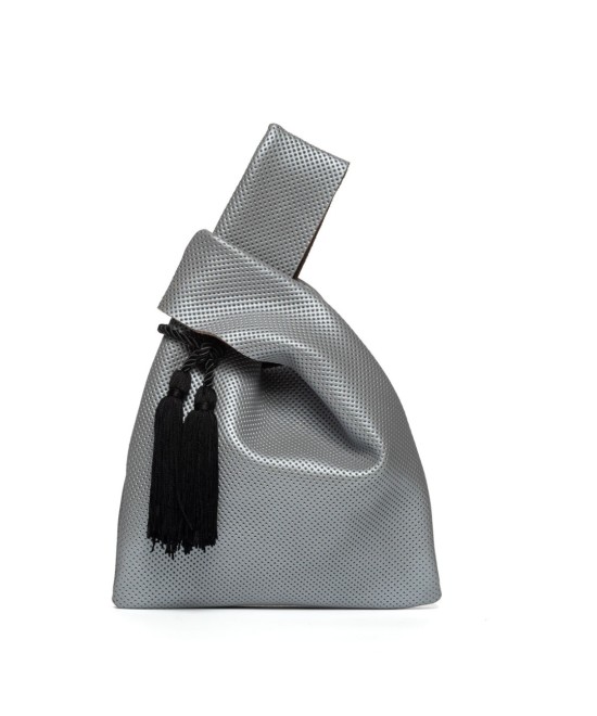 Bolso de mano de piel inspirado en las bolsas de plástico.