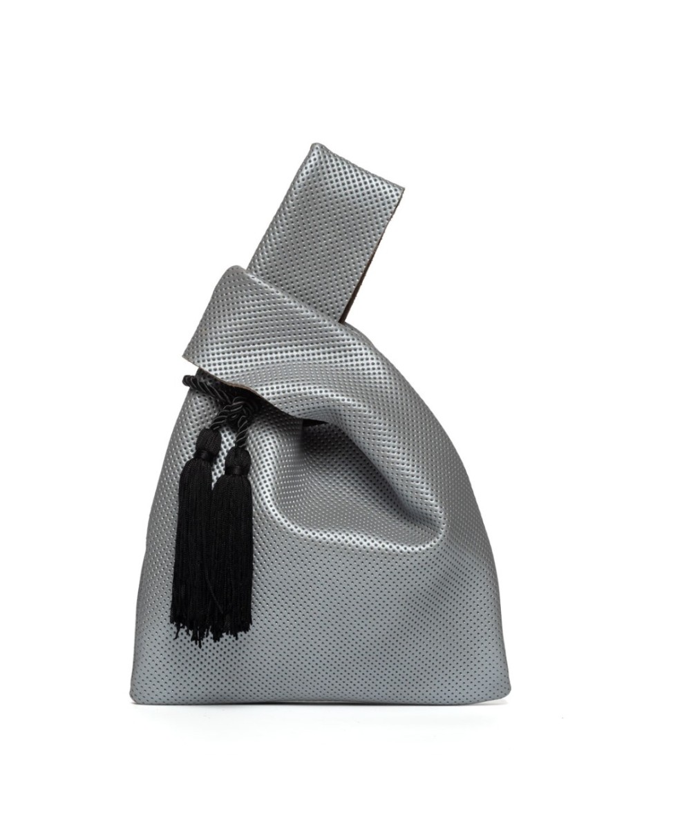 Bolso de mano de piel inspirado en las bolsas de plástico.