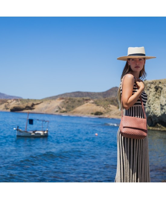 Bolso con solapa para colgar al hombro