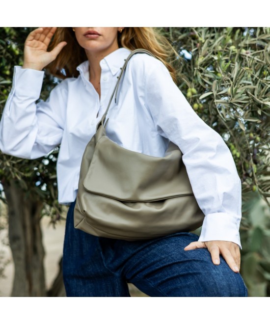 Bolso de piel práctico y ligero con correa extensible para llevar en dos posiciones.