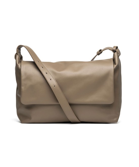 Practical and lightweight leather bag with extendable strap to carry in two positions.