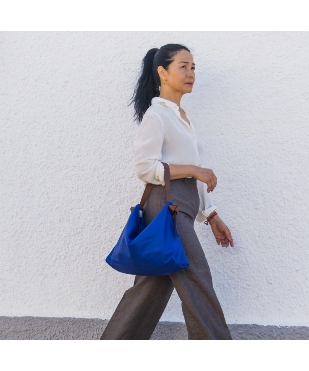 Practical and light leather bag with leather strap