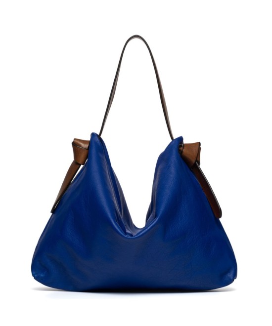 Bolso de piel practico y ligero con correa de cuero. 