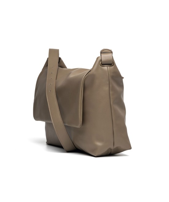 Bolso de piel práctico y ligero con correa extensible para llevar en dos posiciones.
