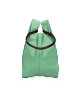 Bolso de piel suave y ligero con correa regulable que imita a las bolsas de plastico del supermercado