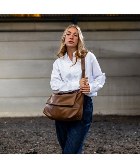 Practical and lightweight leather bag with extendable strap to carry in two positions.