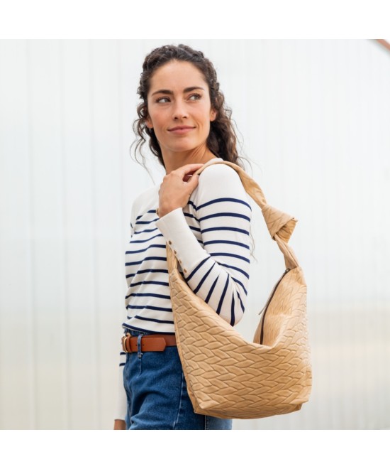 Bolso de piel suave y ligero  para colgar al hombro.