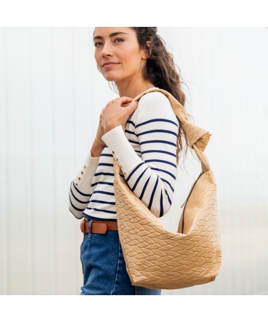 Bolso de piel suave y ligero  para colgar al hombro.