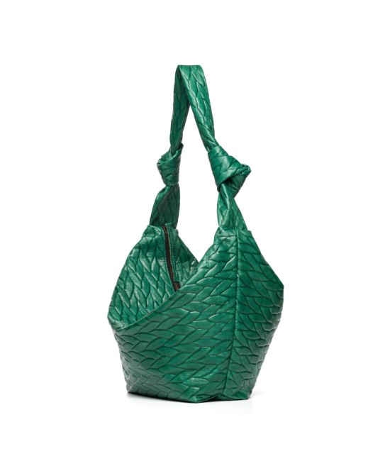 Bolso de piel suave y ligero  para colgar al hombro.
