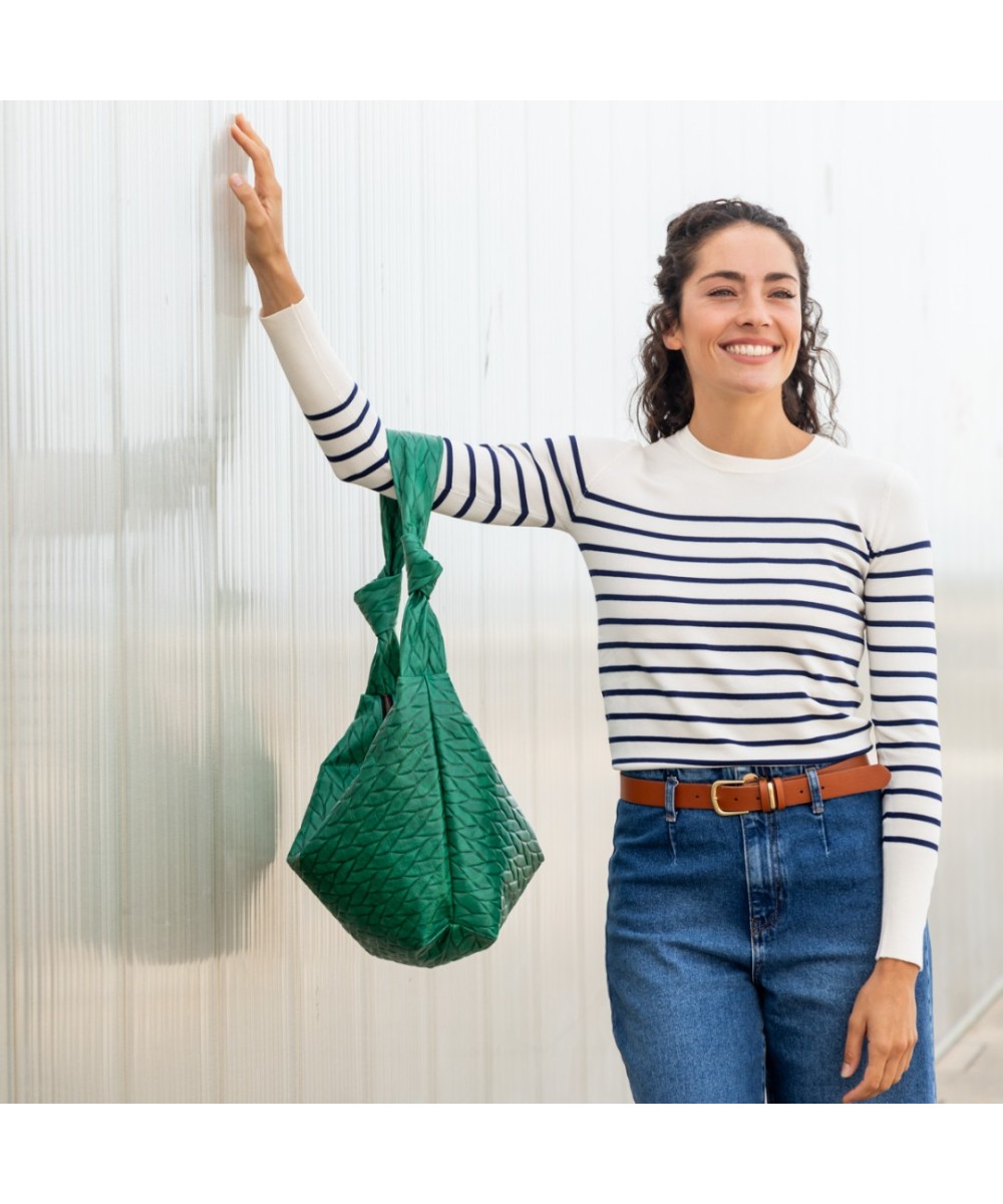 Bolso de piel suave y ligero  para colgar al hombro.