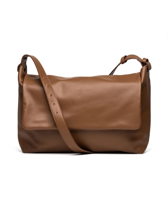 Practical and lightweight leather bag with extendable strap to carry in two positions.