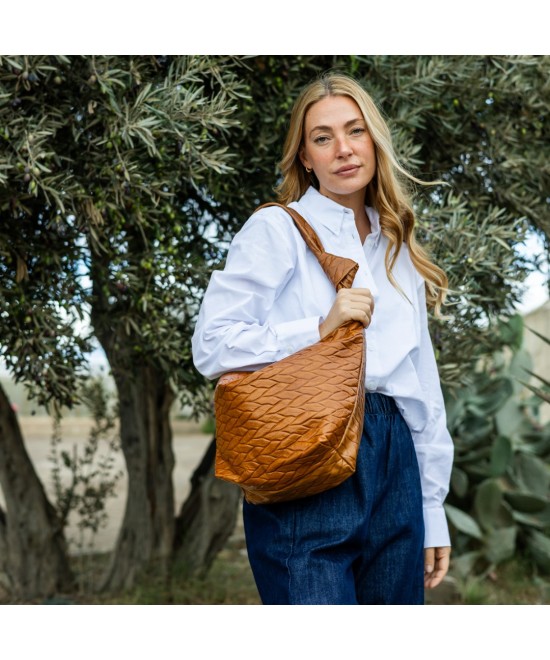 Soft and light leather bag to hang on the shoulde