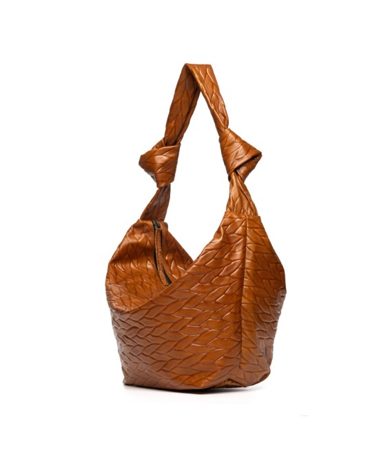 Bolso de piel suave y ligero  para colgar al hombro. 