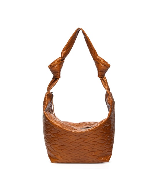 Bolso de piel suave y ligero  para colgar al hombro. 