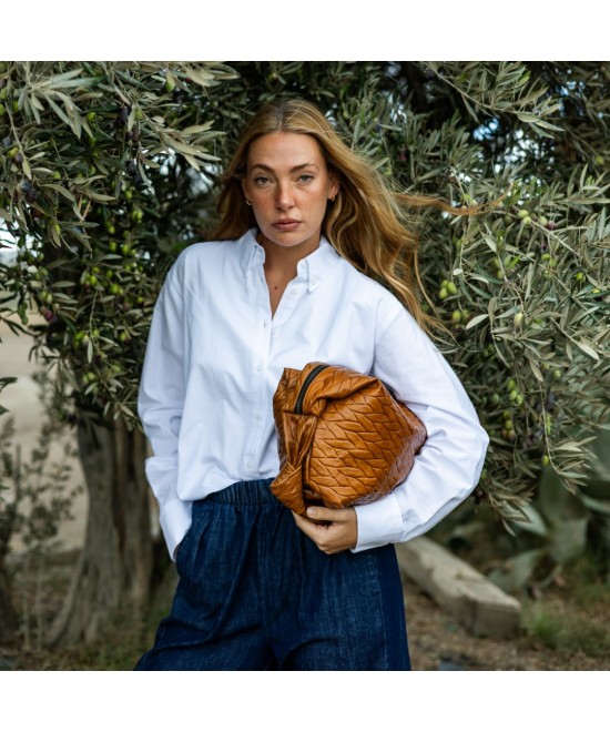 Bolso de piel suave y ligero  para colgar al hombro. 