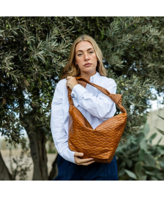 Bolso de piel suave y ligero  para colgar al hombro. 