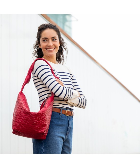 Soft and light leather bag to hang on the shoulde