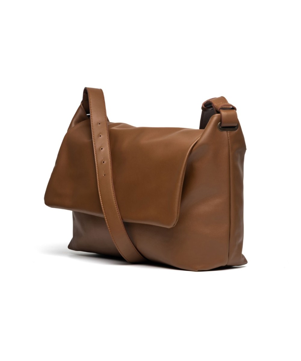 Bolso de piel práctico y ligero con correa extensible para llevar en dos posiciones.