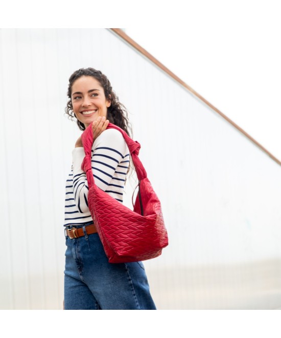 Soft and light leather bag to hang on the shoulde