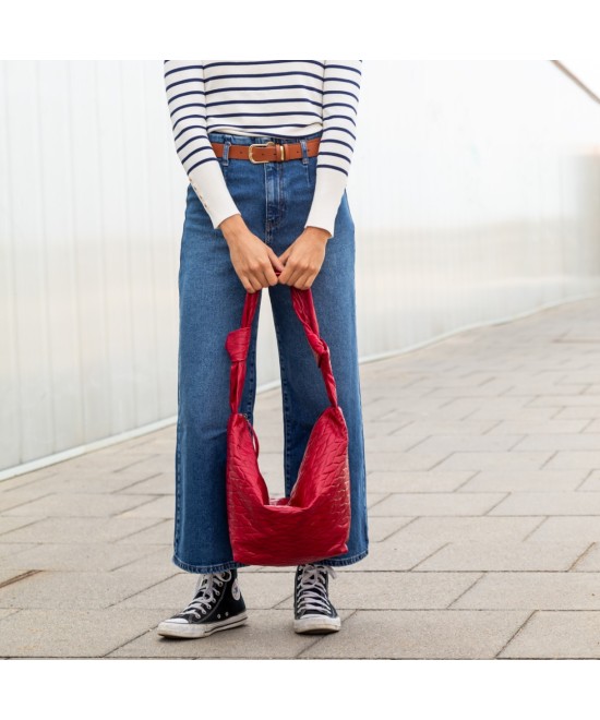 Bolso de piel suave y ligero  para colgar al hombro.