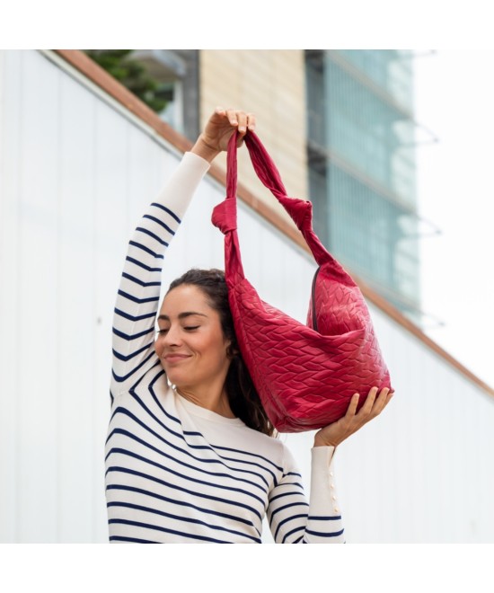 Bolso de piel suave y ligero  para colgar al hombro.