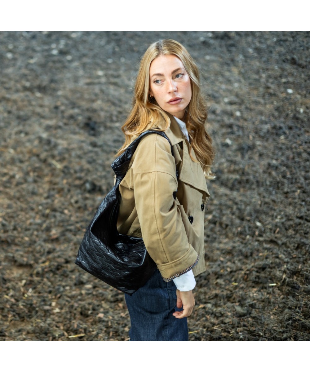 Soft and light leather bag to hang on the shoulde