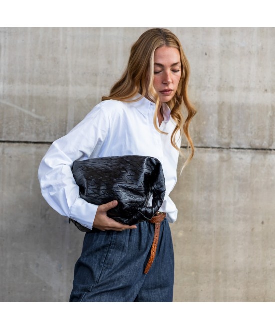 Soft and light leather bag to hang on the shoulde