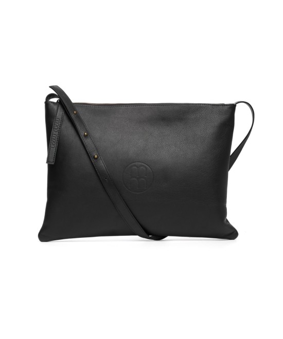Bolso de piel amplio con correa ajustable.