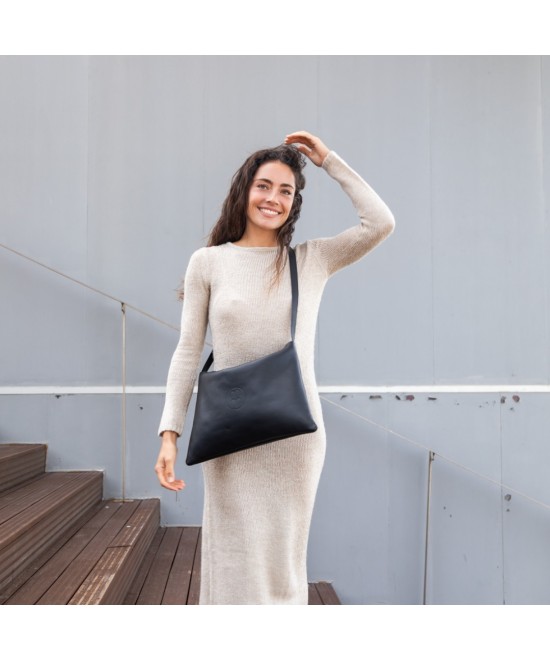 Bolso de piel amplio con correa ajustable.