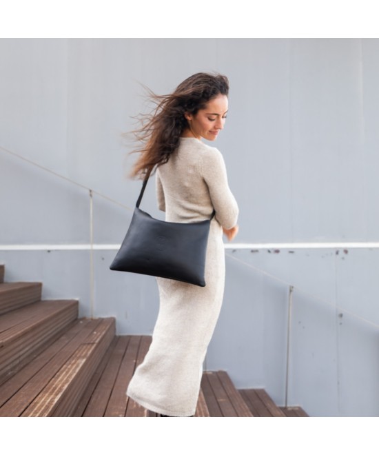 Bolso de piel amplio con correa ajustable.
