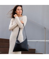 Bolso de piel amplio con correa ajustable.