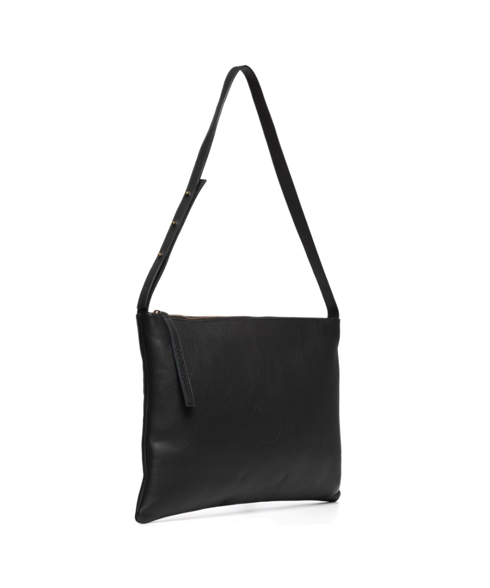 Bolso de piel amplio con correa ajustable.