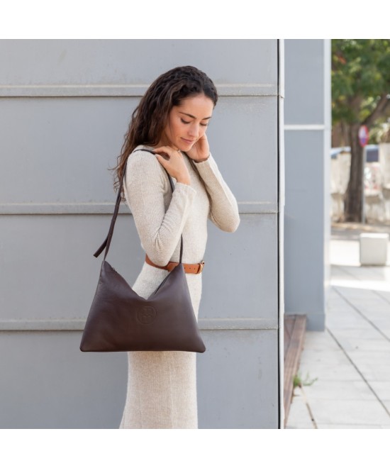 Bolso de piel amplio con correa ajustable.