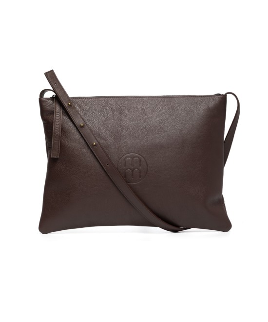 Bolso de piel amplio con correa ajustable.