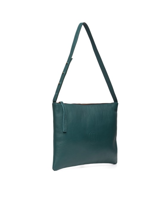Bolso de piel amplio con correa ajustable.
