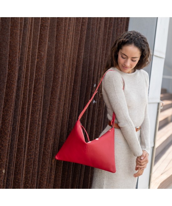 Bolso de piel amplio con correa ajustable.