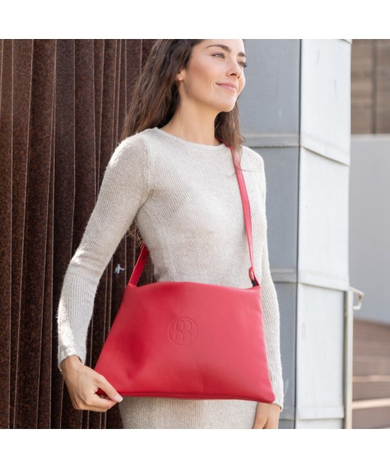 Bolso de piel amplio con correa ajustable.