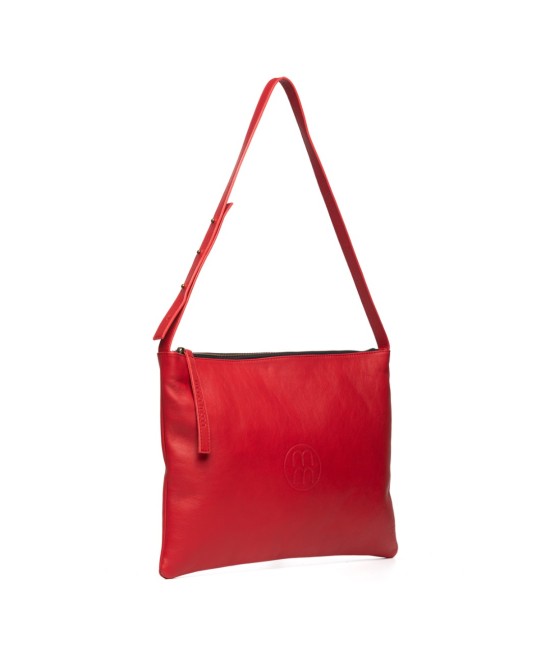 Bolso de piel amplio con correa ajustable.