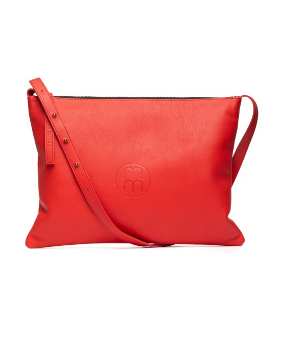 Bolso de piel amplio con correa ajustable.