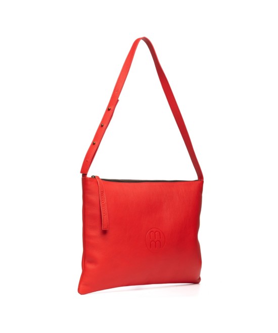 Bolso de piel amplio con correa ajustable.