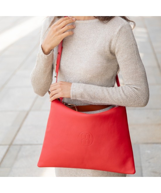Bolso de piel amplio con correa ajustable.